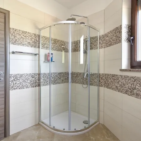 Sleeps 8 With Pool Air Con And Wifi