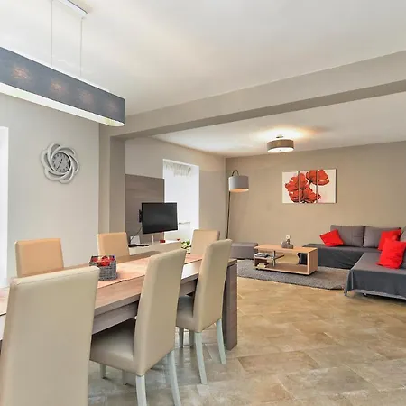 Sleeps 8 With Pool Air Con And Wifi Galižana