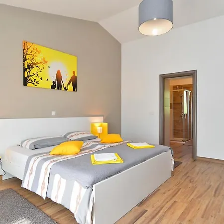 Willa Sleeps 8 With Pool Air Con And Wifi