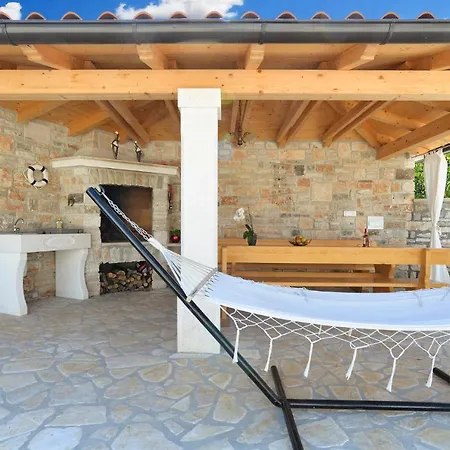 Sleeps 8 With Pool Air Con And Wifi * Galižana