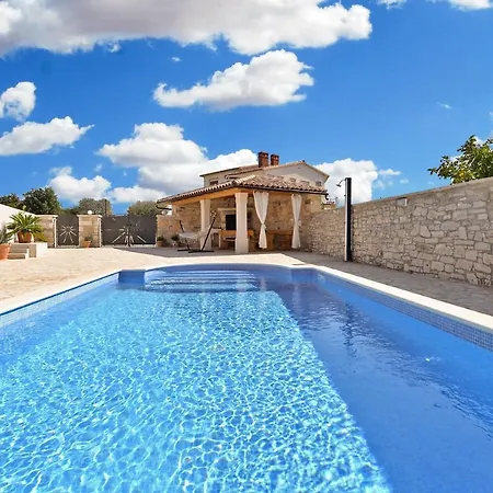 Vila Sleeps 8 With Pool Air Con And Wifi Galižana