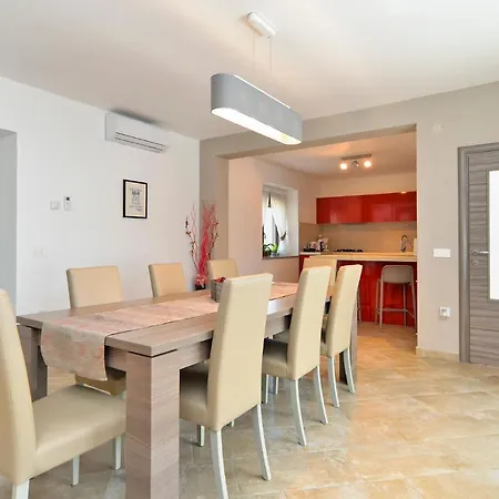 Sleeps 8 With Pool Air Con And Wifi *