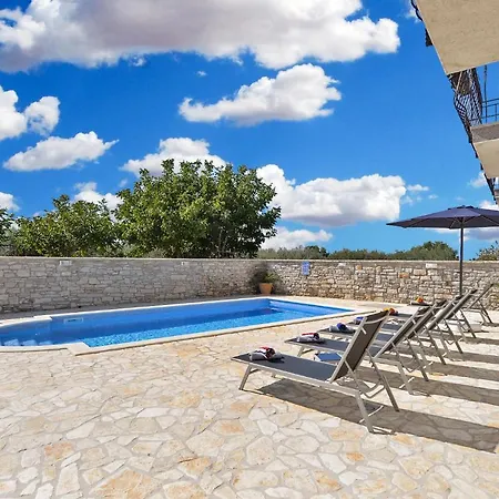 Sleeps 8 With Pool Air Con And Wifi Vila Galižana