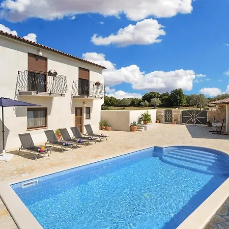 Sleeps 8 With Pool Air Con And Wifi Vila