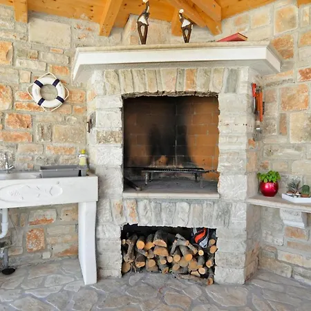 Sleeps 8 With Pool Air Con And Wifi Vila