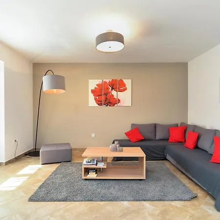 Sleeps 8 With Pool Air Con And Wifi Vila Galižana