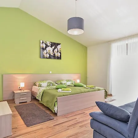 Sleeps 8 With Pool Air Con And Wifi